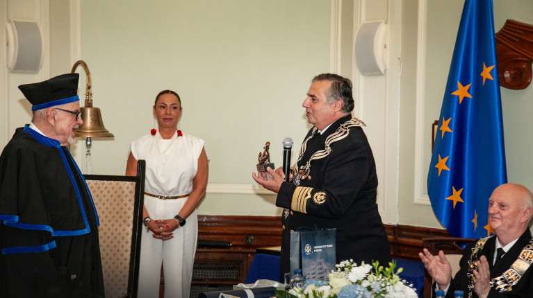 Rektor Uniwersytetu Morskiego w Gdyni Adam Weintrit wręcza prezent prof. Stanisławowi Gucmie