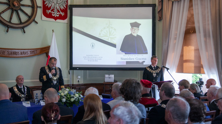 Rektor PM Wojciech Ślączka przemawia na uroczystości nadania tytułu doktora honoris causa prof. Stanisławowi Gucmie
