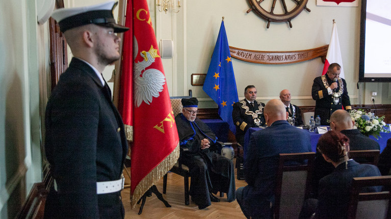 Poczet Sztandarowy KH w Sali Senatu PM podczas uroczystości nadania doktoratu honoris causa