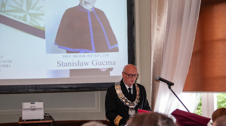 Dziekan WiIT Zbigniew Pietrzykowski przemawia na uroczystości nadania tytułu doktora honoris causa prof. Stanisławowi Gucmie