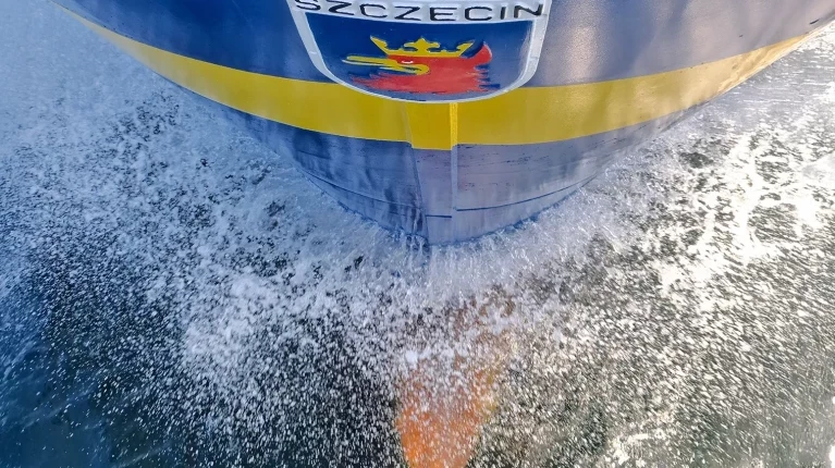 Dziób statku Nawigator XXI podczas rejsu, widok z pokładu