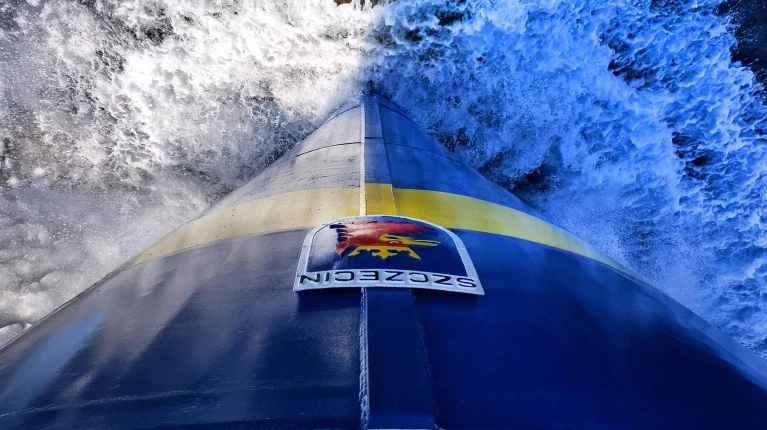 Dziób statku Nawigator XXI podczas rejsu, widok z pokładu