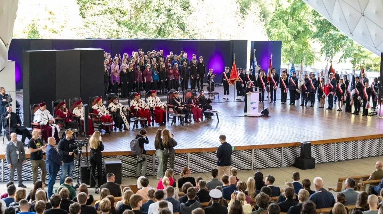 Poczet Sztandarowy PM wsród innych pocztów uczelni i rektorów podczas uroczystości w Teatrze Letnim