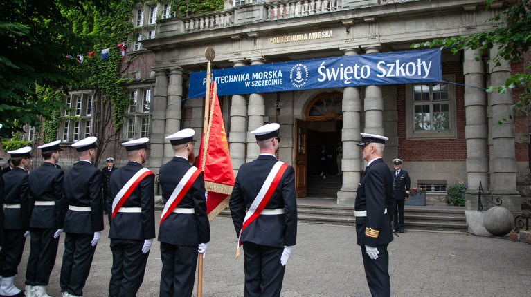 Poczet Sztandarowy Kompanii Honorowej PM podczas uroczystości podniesienia bandery przed budynkiem uczelni