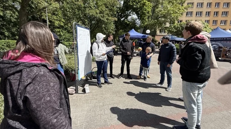 Studenci w strefie SDG podczas pikniku z okazji Święta Szkoły