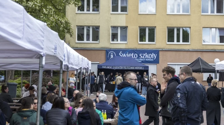 Widok ogólny na piknik podczas Święta Szkoły