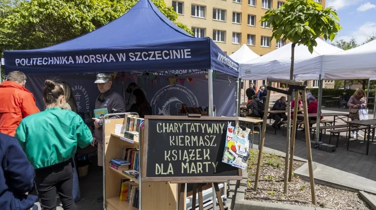 Namiot z kiermaszem charytatywnym podczas pikniku z okazji Święta Szkoły PM