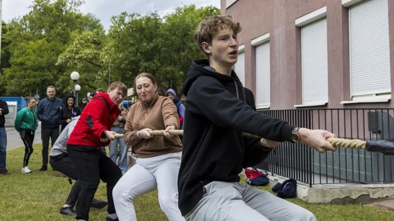 Studenci PM podczas przeciągania liny