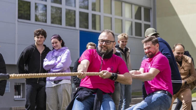 Pracownicy PM podczas przeciągania liny