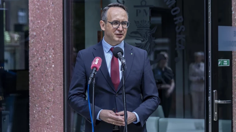 Minister Infrastruktury Dariusz Klimczak przemawia na otwarciu Akademickiego Centrum Symulatorów Politechniki Morskiej