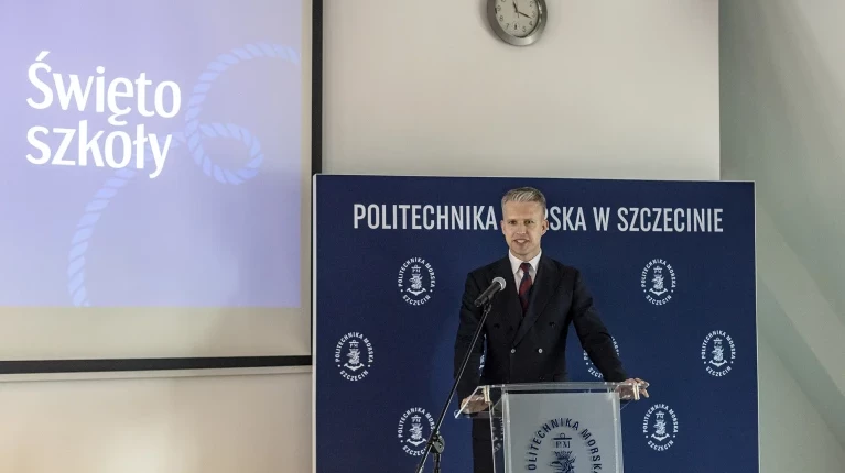 Wiceminister Infrastruktury Arkadiusz Marchewka przemawia na uroczystym posiedzeniu Senatu PM 