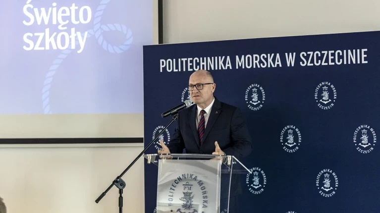 Prezydent Miasta Szczecina Piotr Krzystek przemawia na uroczystym posiedzeniu Senatu PM w dniu Święta Szkoły