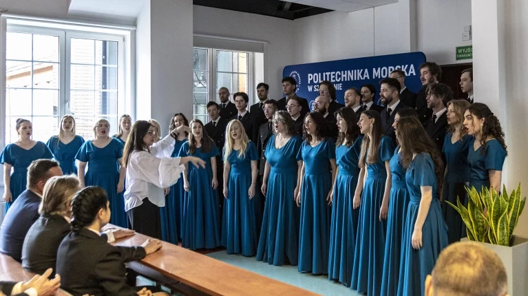 Chór Politechniki Morskiej w Szczecinie wystepuje podczas uroczystego posiedzenie Senatu w dniu Święta Szkoły
