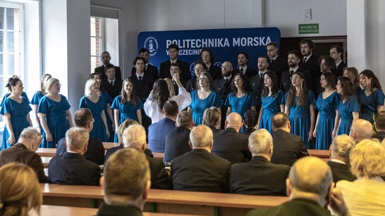 Chór Politechniki Morskiej w Szczecinie wystepuje podczas uroczystego posiedzenie Senatu w dniu Święta Szkoły