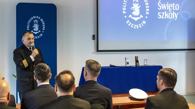 Rektor PM Wojciech Ślączka przemawia na uroczystym posiedzeniu Senatu PM w dniu Święta Szkoły
