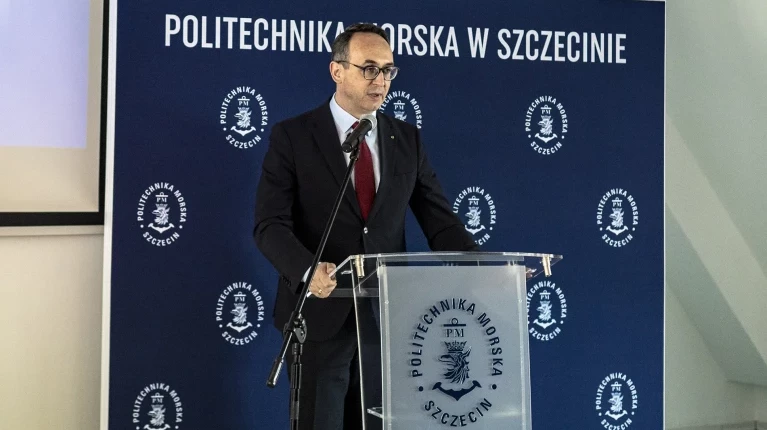 Minister Infrastruktury Dariusz Klimczak przemawia na uroczystym posiedzeniu Senatu PM 