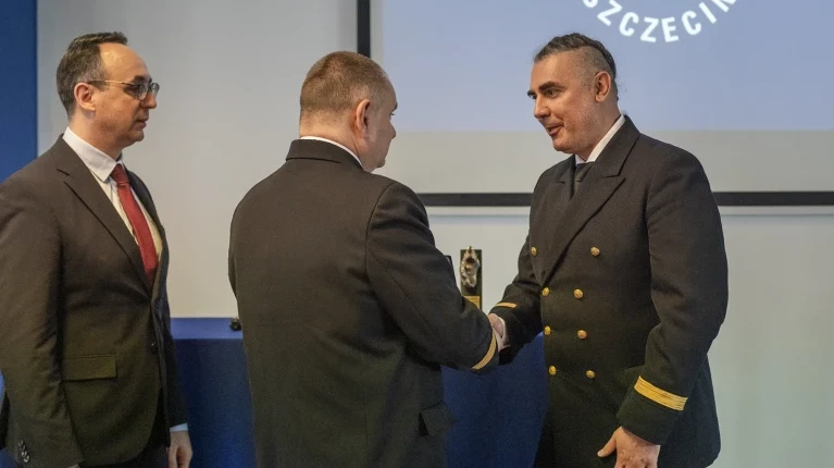 Rektor PM Wojciech Ślączka wręcza Medal Honorowy prof. Leszkowi Chybowskiemu