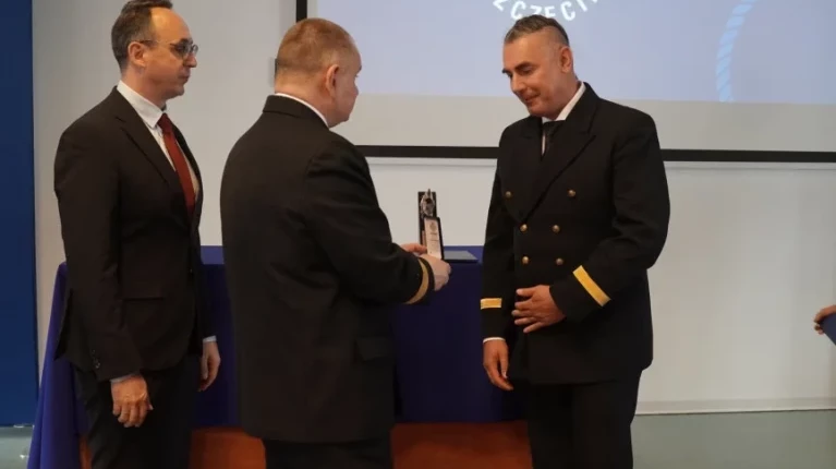 Rektor PM Wojciech Ślączka wręcza Medal Honorowy prof. Leszkowi Chybowskiemu, fot. T. Kwiatkowski
