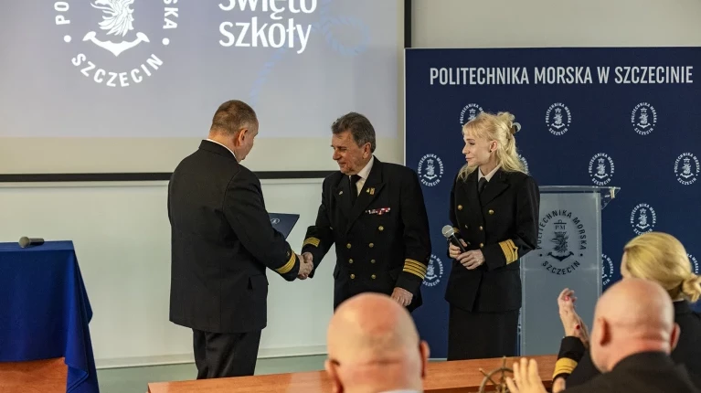Lechosław Bar otrzymuje list gratulacyjny od Rektora PM za działania fundacji wspierającej studentów