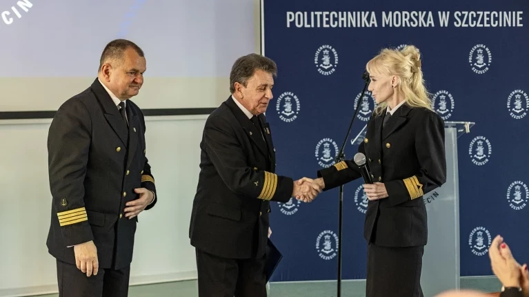 Lechosław Bar otrzymuje gratulacje od Dziekan Wydziału Mechanicznego Katarzyny Gawdzińskiej za działania fundacji wspierającej studentów