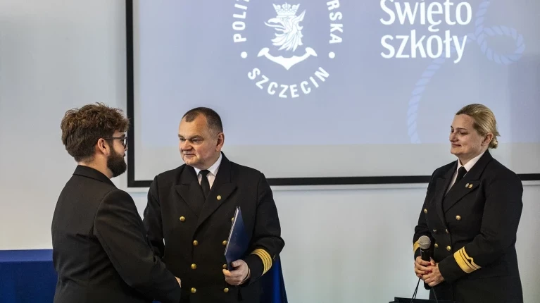 Student Michał Hajduk otrzymuje od Rektora PM Wojciecha Ślączki nagrodę specjalną
