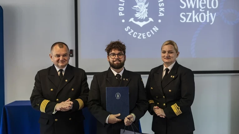 Rektor PM Wojciech Ślączka, student Michał Hajduk, laureat nagrody specjalnej i Prorektor ds. studenckich Agnieszka Deja