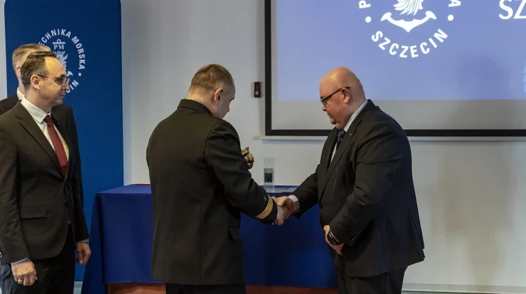 Laureat nagrody Wilka Morskiego Przemysław Mańkowski, Prezes Zarządu Net Marine Group przyjmuje gratulacje od Rektora PM Wojciecha Ślączki 