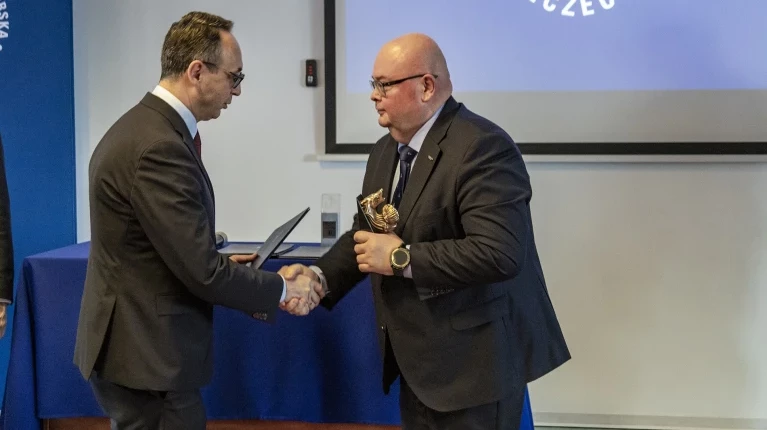 Laureat nagrody Wilka Morskiego Przemysław Mańkowski, Prezes Zarządu Net Marine Group przyjmuje gratulacje od Ministra Infrastruktury Dariusza Klimczaka