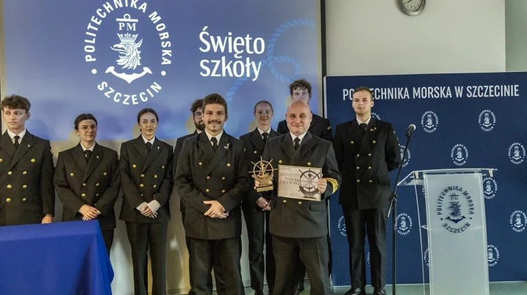 Dziekan Wydziału Nawigacyjnego z nagrodą Przyjaciel Studentów w otoczeniu studentów PM z Parlamentu Studentów