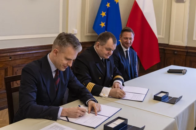 Sekretarz stanu w Ministerstwie Infrastruktury Arkadiusz Marchewka, Rektor Politechniki Morskiej w Szczecinie  Wojciech Ślączka i Marszałek województwa zachodniopomorskiego Olgierd Geblewicz 