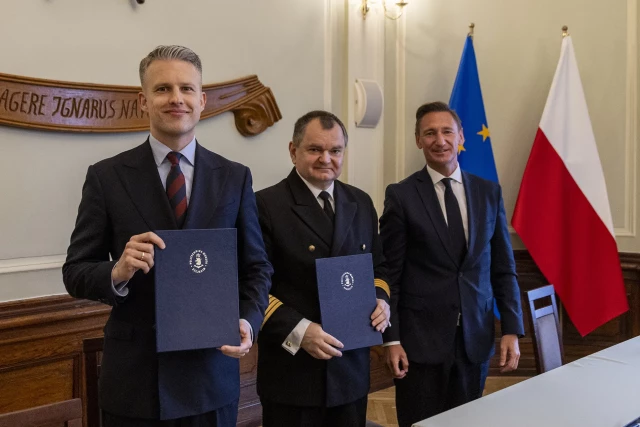 Sekretarz stanu w Ministerstwie Infrastruktury Arkadiusz Marchewka, Rektor Politechniki Morskiej w Szczecinie  Wojciech Ślączka i Marszałek województwa zachodniopomorskiego Olgierd Geblewicz po podpisaniu przekazania PM pierwszej części środków pieniężnych na budowę nowego statku szkolno-badawczego dla uczelni