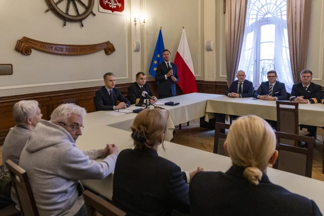 Uczestnicy podpisania umowy o przekazaniu PM  pierwszej części środków na budowę nowego statku