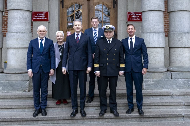 Sekretarz stanu w Ministerstwie Infrastruktury Arkadiusz Marchewka, Rektor Politechniki Morskiej w Szczecinie  Wojciech Ślączka, Marszałek województwa zachodniopomorskiego Olgierd Geblewicz oraz parlamentarzyści Pomorza Zachodniego przed budynkiem Politechniki Morskiej