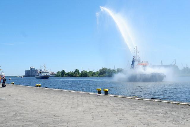 Nawigator XXI dobija do brzegu w pióropuszu wody z holownika