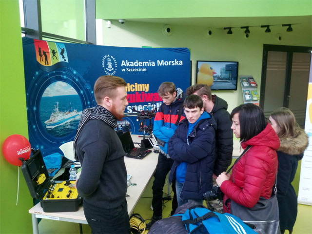 Członkowie Koła Naukowego Geodezji i Kartografii oraz Hydrografii AMS na festiwalu nauki