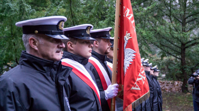 Uroczystości 26. rocznicy zatonięcia promu Jan Heweliusz na Cmentarzu Centralnym - poczet sztandarowy AM