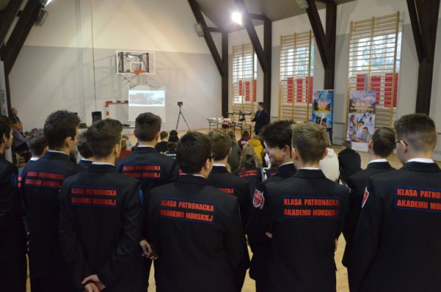 Uczniowie podczas pokazu dronów oraz skanera laserowego