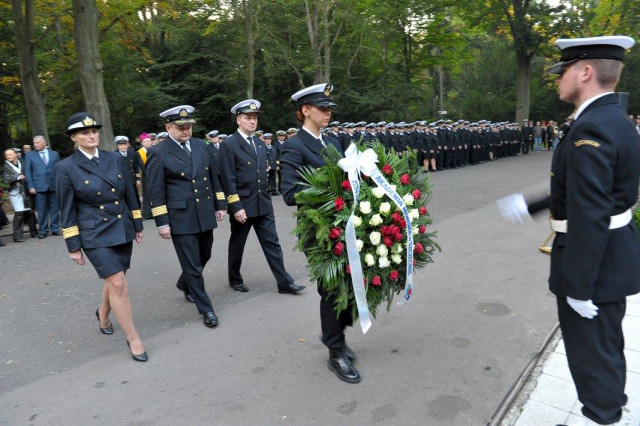 Składanie wieńca podczas apelu pamięci „Tym, którzy nie powrócili z morza”