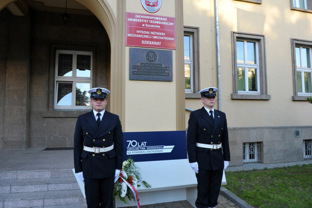 Uczestnicy uroczystości obchodów 70-lecia szkolnictwa morskiego w Szczecinie