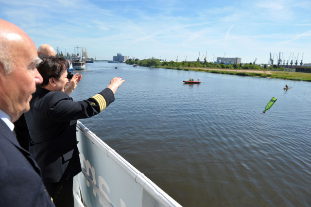 kpt. ż.w. Barbara Kwiecińska podczas wodowani ksiażki  profesora Aleksandra Walczaka - "Na szczecińskim szkolnym farwaterze. Wspomnienia rektora uczelni morskiej"