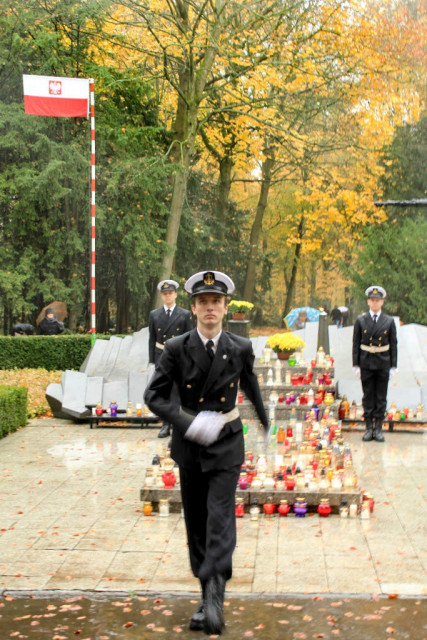 Studenci podczas apelu pamięci pod pomnikiem "Tym, którzy nie powrócili z morza"