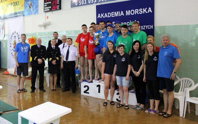 Uczestnicy zawodów pływackich na podium