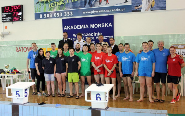 Uczestnicy zawodów pływackich na podium