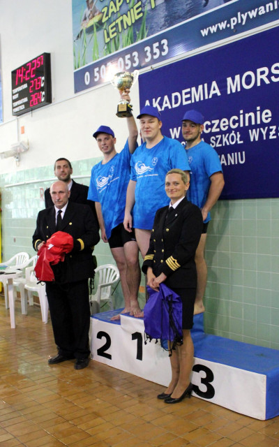 Uczestnicy zawodów pływackich na podium