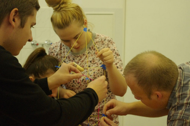 Uczesnicy „The marshmallow challenge”