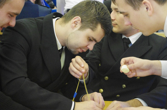 Uczesnicy „The marshmallow challenge”