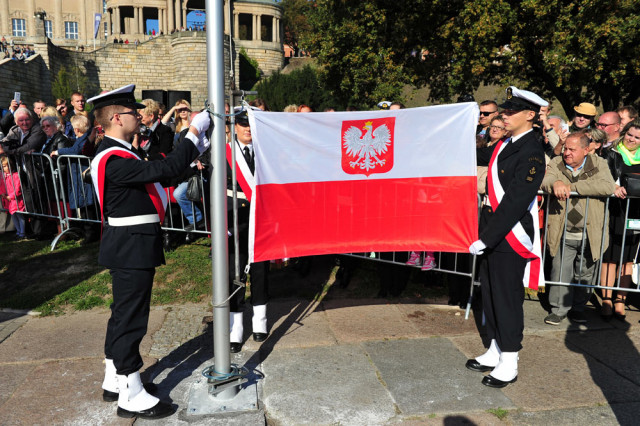 Podnoszenie bandery na maszt podczas uroczystej Inauguracji roku akademickiego w Akademii Morskiej w Szczecinie