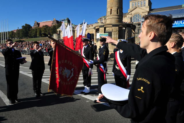 Studenci ślubują na sztandar Akademii Morskiej w Szczecinie