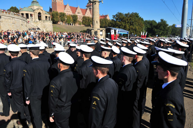 Studenci I roku AM stoją w szeregach podczas uroczystej Inauguracji roku akademickiego w Akademii Morskiej w Szczecinie