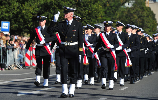 Kompania Honorowa AM defiluje podczas uroczystej Inauguracji roku akademickiego w Akademii Morskiej w Szczecinie